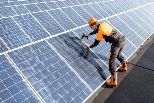 Solarpanel wird repariert 